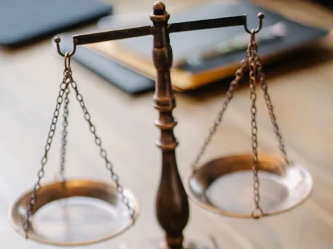 Balance de justice en bronze posée sur un bureau en bois