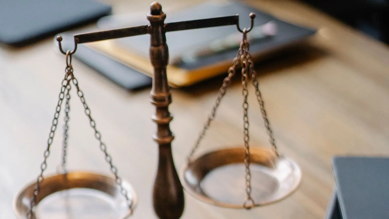 Balance de justice en bronze posée sur un bureau en bois